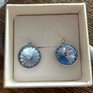 Chrystal drop earrings
Blue, Rhodium plated